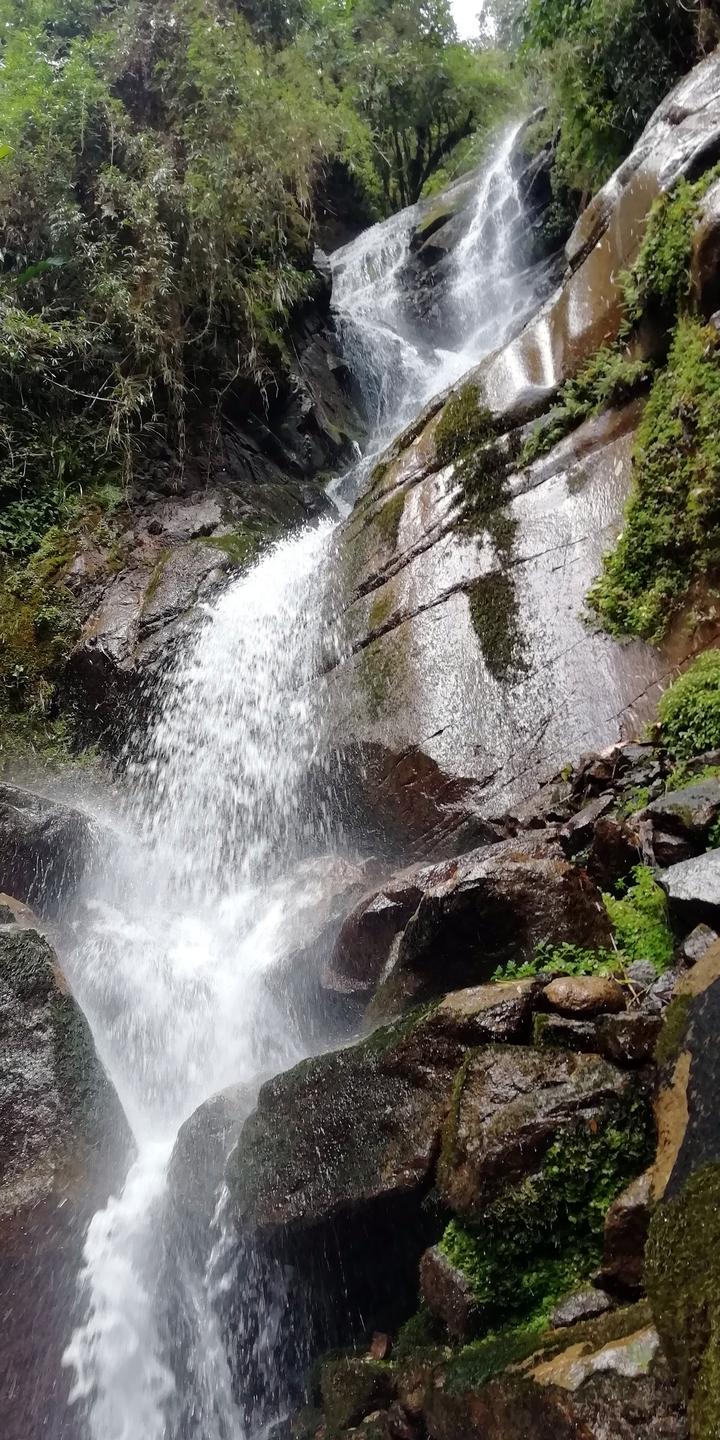 La cascada completa en vertical.