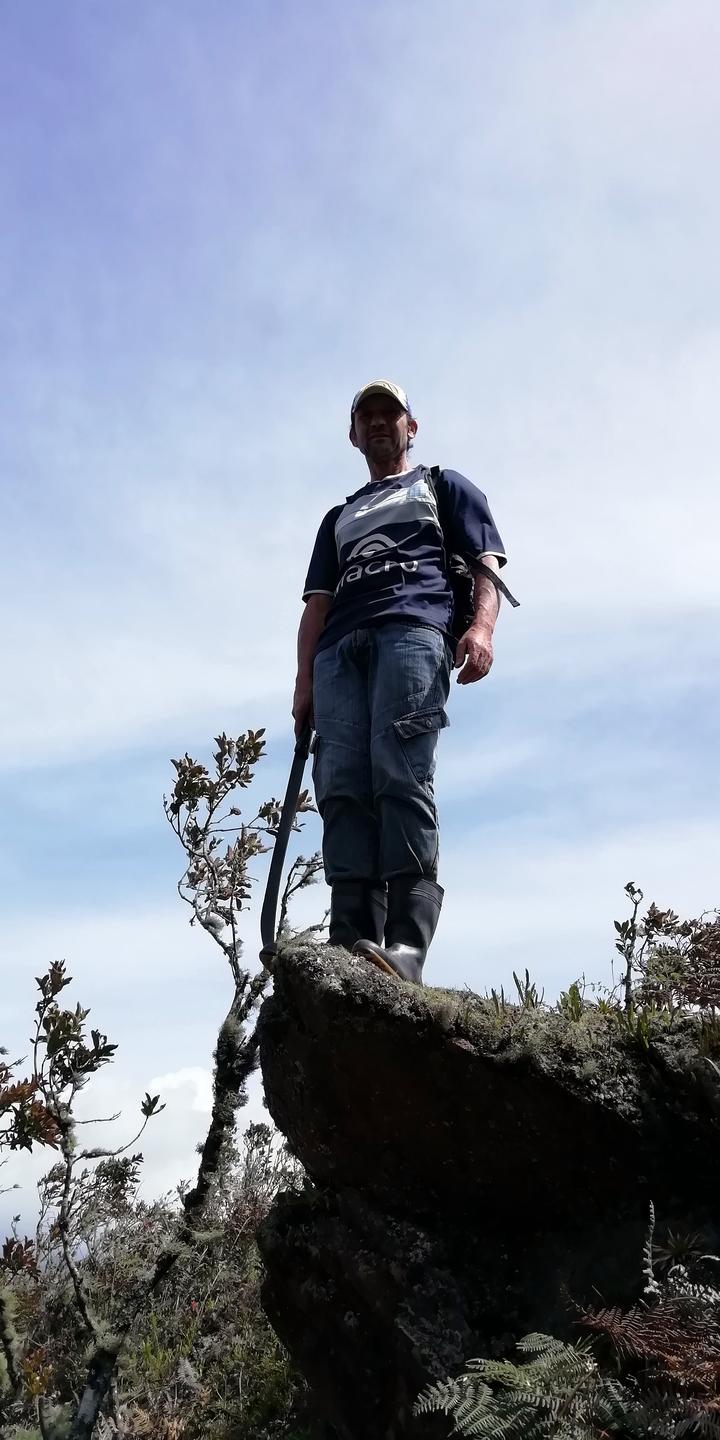 Jairo de pie sobre una roca, contra el cielo.