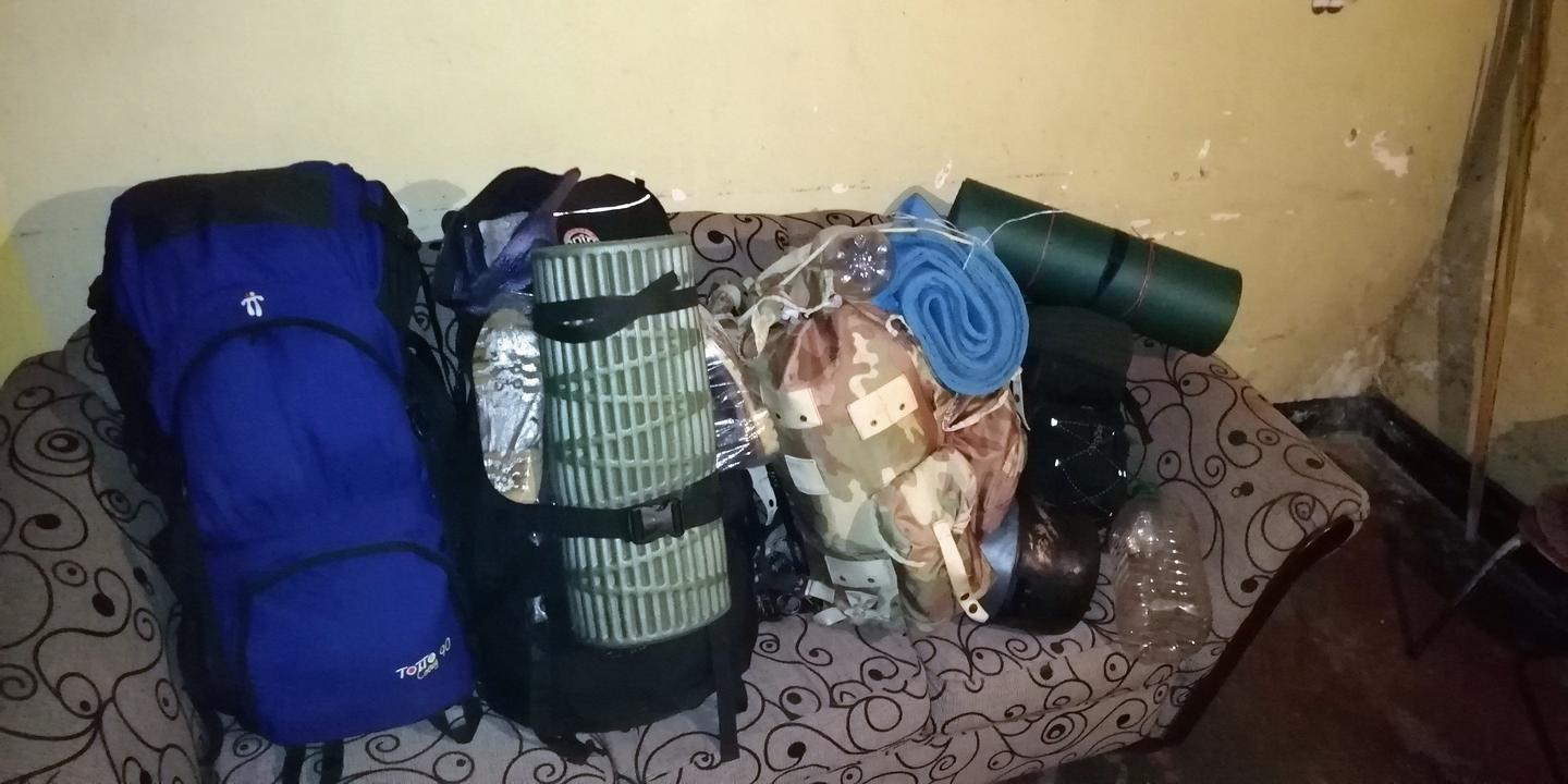 Morrales y esterillas listos sobre una cama.