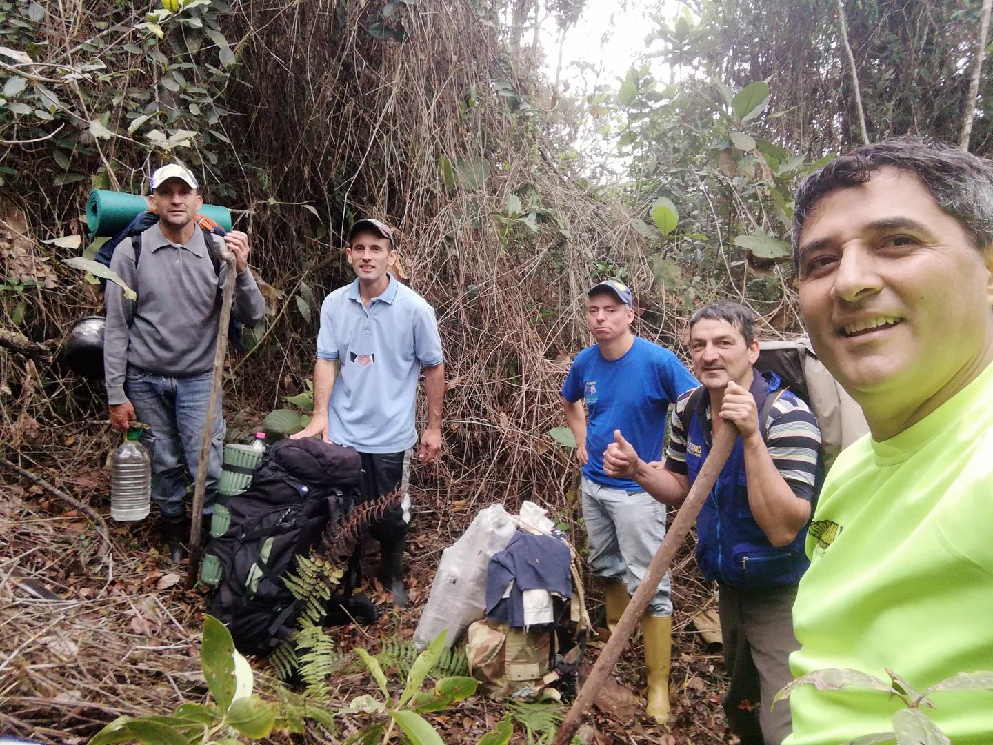 El grupo entre ramas y monte.