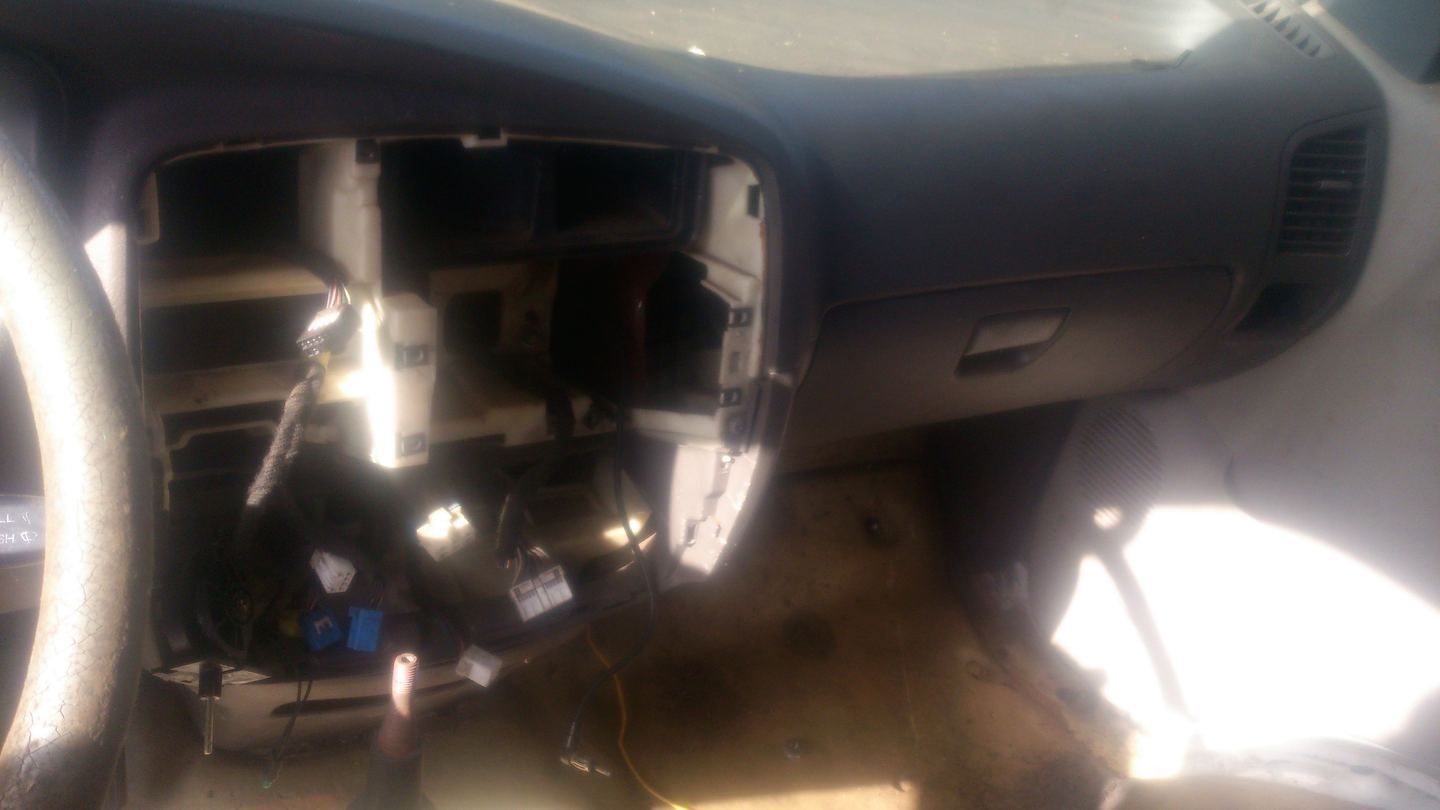 El tablero de la Kia desarmado, sin radio ni instrumentos.