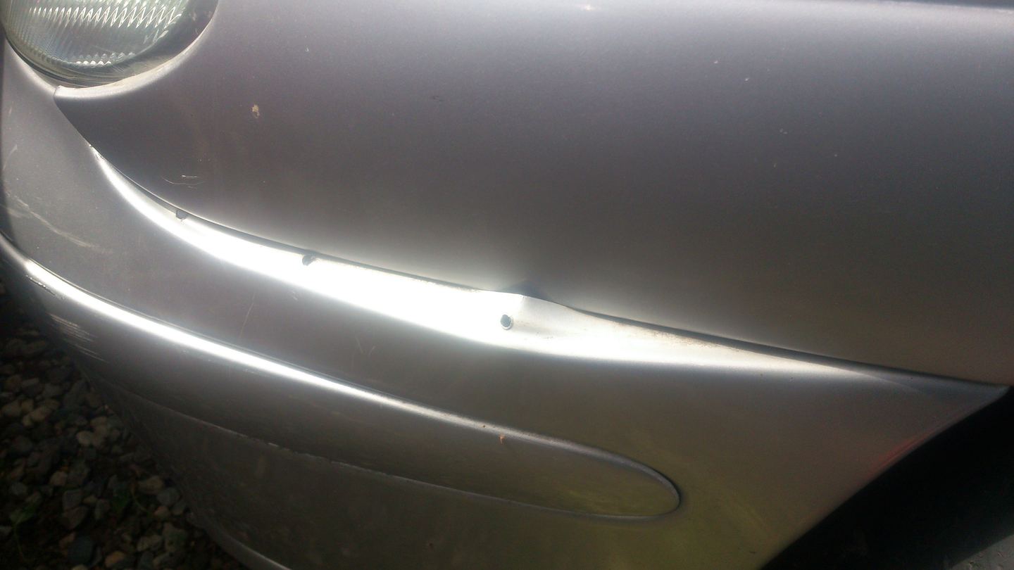 El guardafango delantero del Mégane hundido.