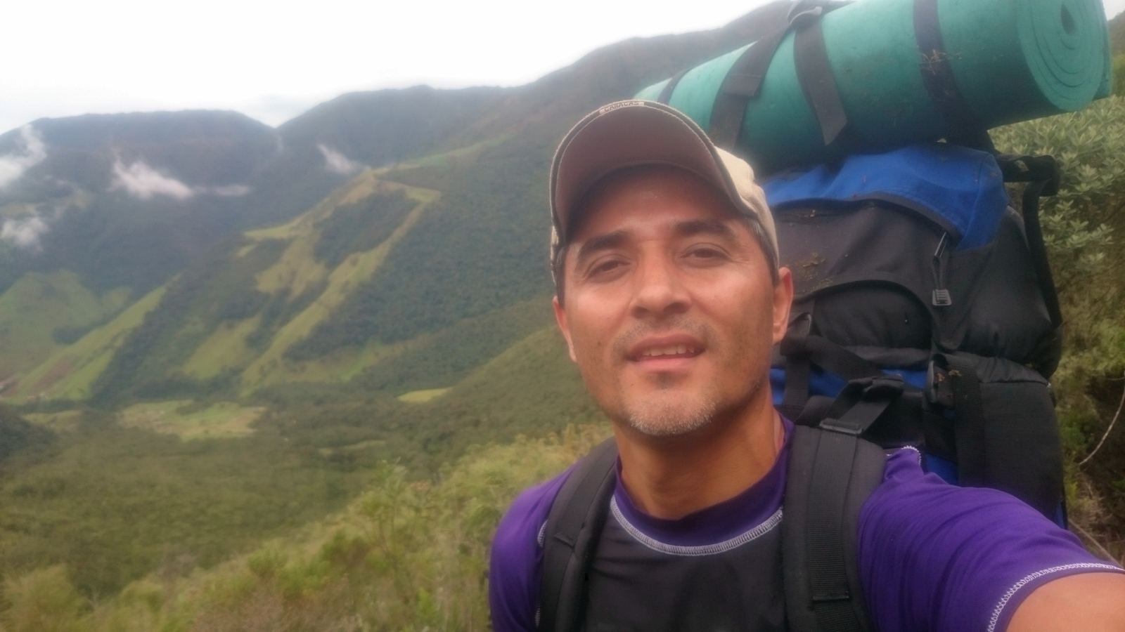 Los primeros kilómetros, con más de 20 kilos a la espalda.