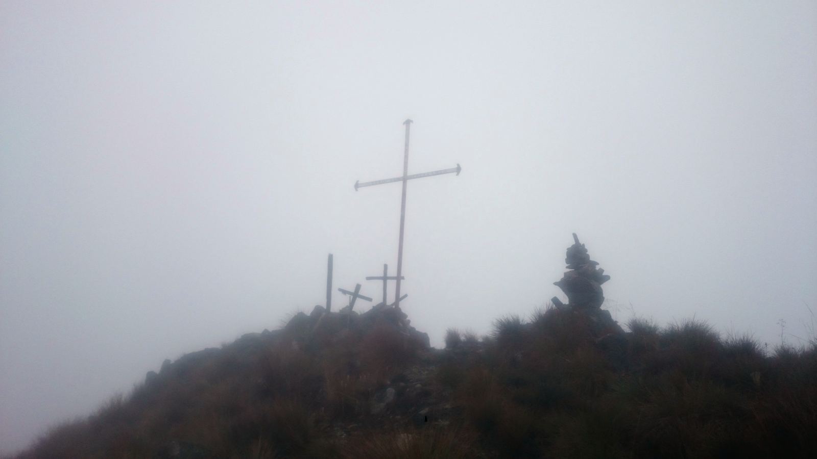 La Cruz de los Emparamados, escondida en la neblina.