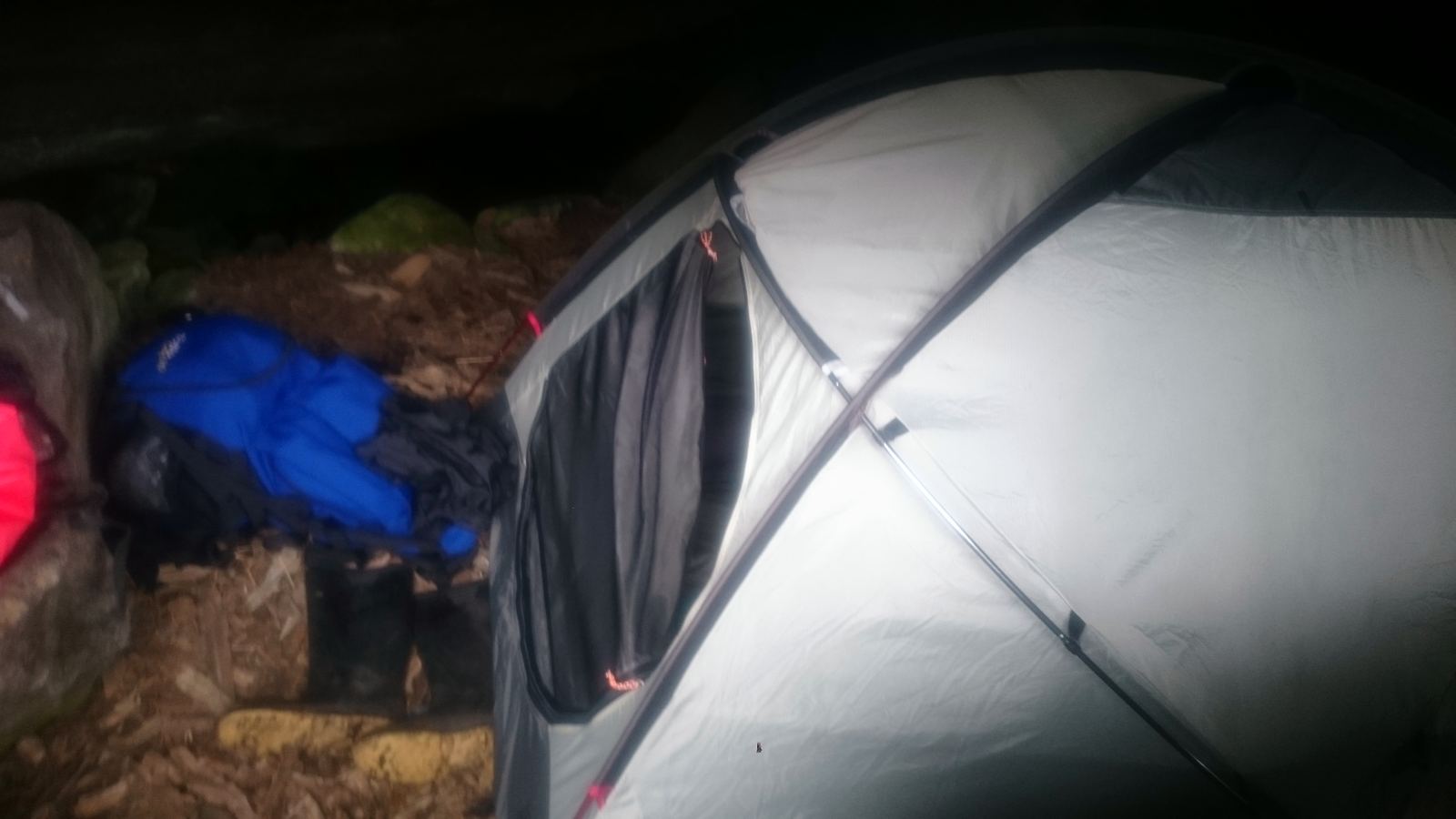 La carpa, armada dentro de la cueva.