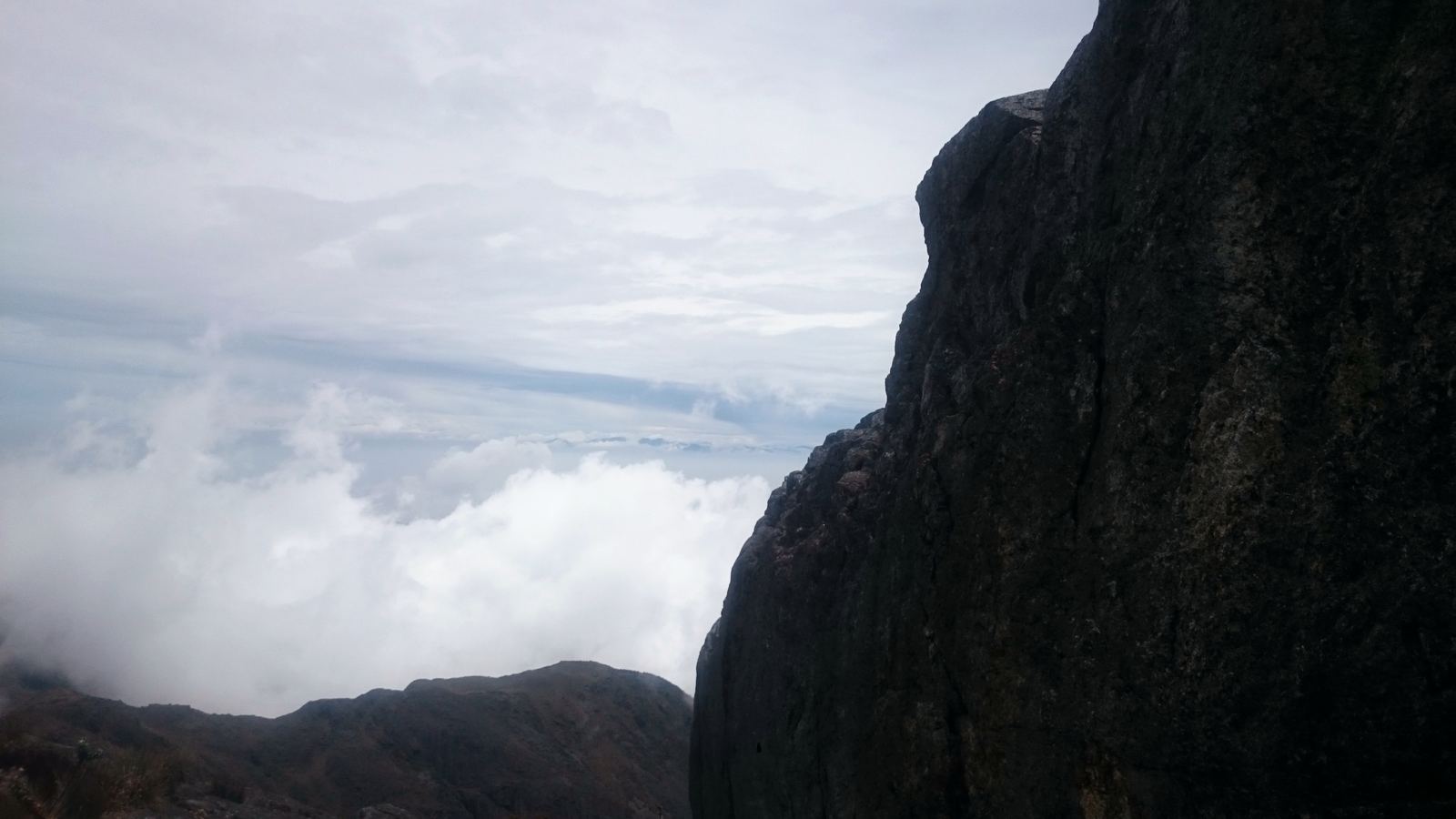 Por encima de las nubes.