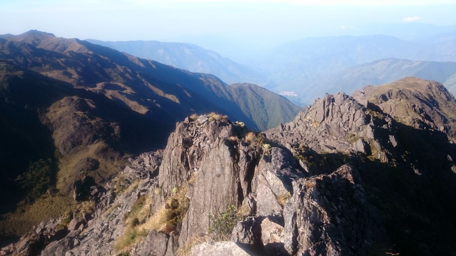 Crestas de roca: subir un pico, bajarlo y subir otro.