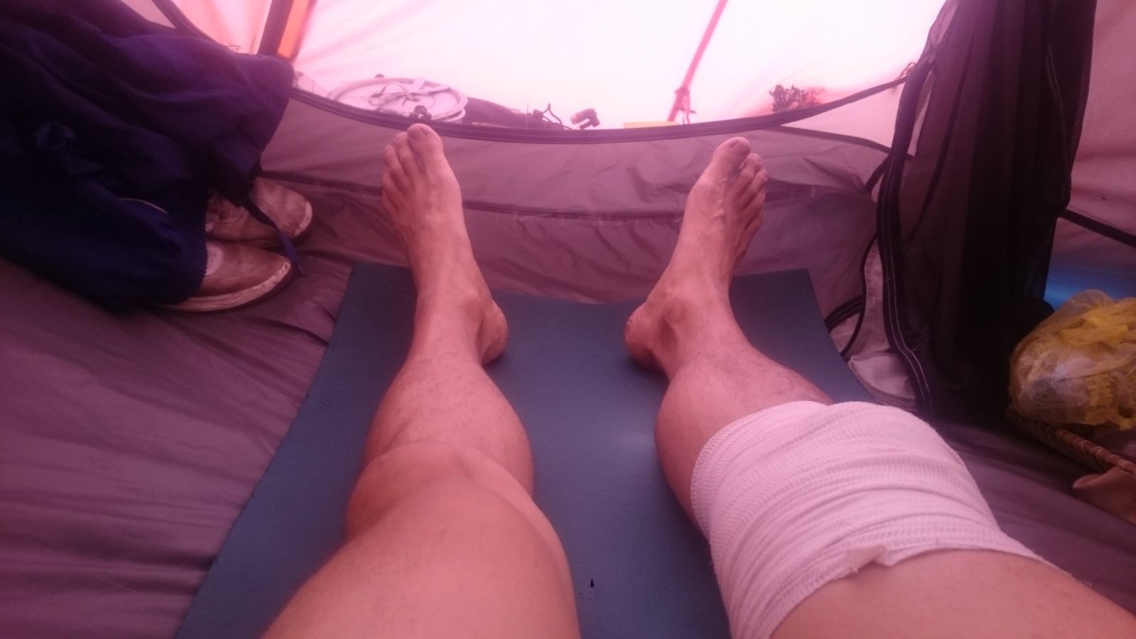 Las rodillas vendadas, dentro de la carpa.