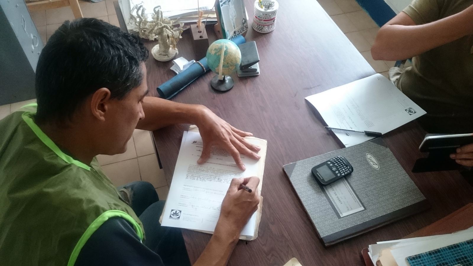 La firma del acuerdo en la oficina de Inparques, en Queniquea.